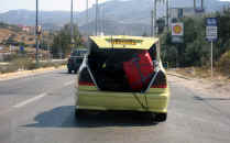 Grek packad taxi med utrustningen hängades utanför...
