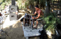 Hille riggar trummor på stranden innan kvällens beach party...